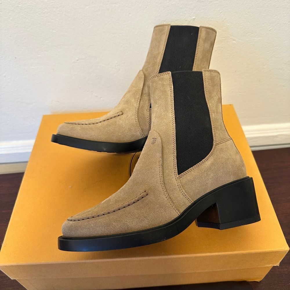 TODβS Women's Tronchetto Tan Suede Ankleβ Boots size 5 1/2 and 8,5 NIB
